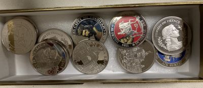 une boîte contenant des pièces de monnaie qui ont la forme d'une pièce de monnaie