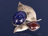 bague en argent ornée de lapis-lazuli et de pierres sur un fond bleu