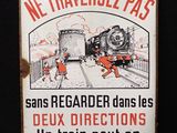un panneau représentant un train et sur lequel est inscrit « Pas de passage en travers »