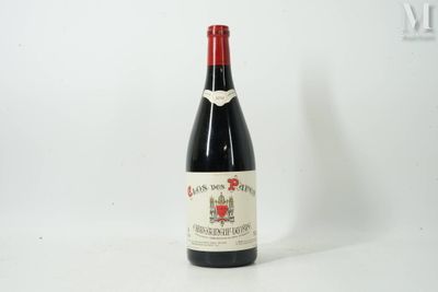 une bouteille de vin posée sur une table