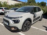 une Citrole blanche garée sur un parking