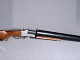 gros plan d'un fusil sur une table à fond blanc