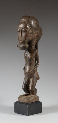 une image représentant une statue en bronze d'une femme sur un socle