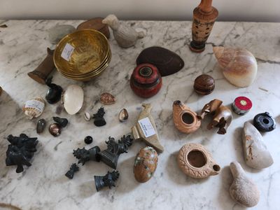 une table sur laquelle se trouvent de nombreux objets différents