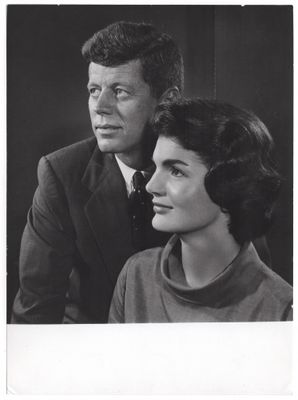 photographie en noir et blanc d'un homme et d'une femme qui se regardent