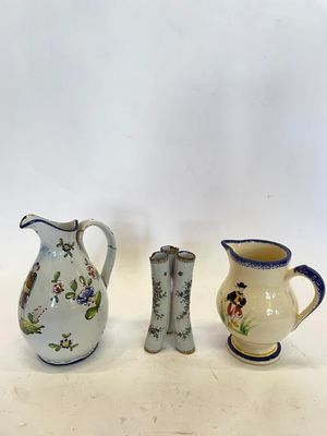 deux petits vases et un petit vase posés sur une table