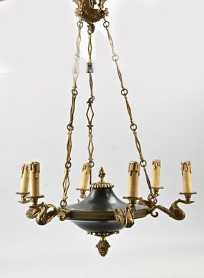 l'image d'un lustre avec cinq lumières suspendues au plafond