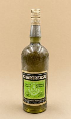 une bouteille d'alcool posée sur une table