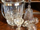 de nombreux objets en verre posés sur une table, accompagnés d'une étiquette de prix