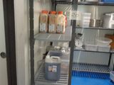 un réfrigérateur rempli de nombreux produits, situé dans une pièce