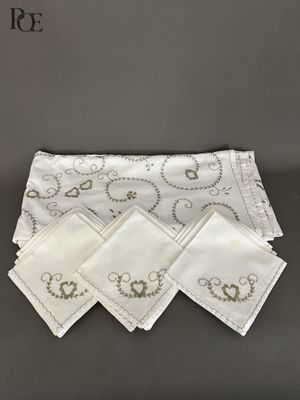 Nappe et douze serviettes en coton blanc brodé
