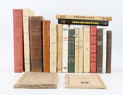 plusieurs vieux livres sont empilés sur une surface blanche