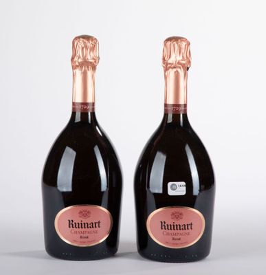 deux bouteilles de vin posées l'une à côté de l'autre sur une table