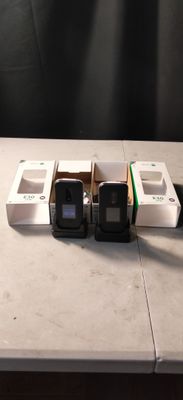 trois téléphones portables posés sur une table