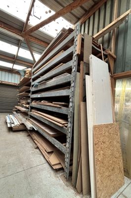 un gros tas de bois dans un entrepôt, près d'une fenêtre