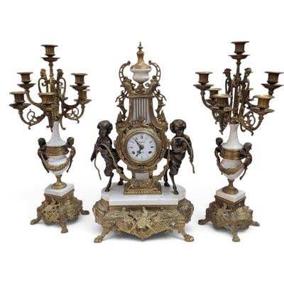 trois horloges de tailles différentes, ornées chacune d'un ange