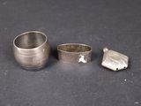 deux bagues en argent et une bague en argent sur un fond noir