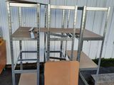 trois rayonnages métalliques sont empilés les uns sur les autres devant un bâtiment