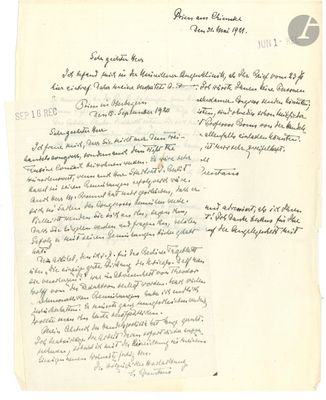un gros plan d'un morceau de papier sur lequel on a écrit