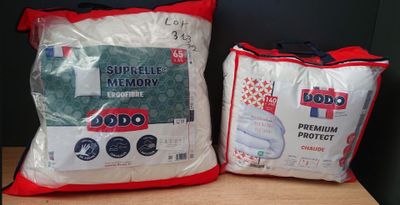 deux paquets de couches posés l'un à côté de l'autre sur une étagère