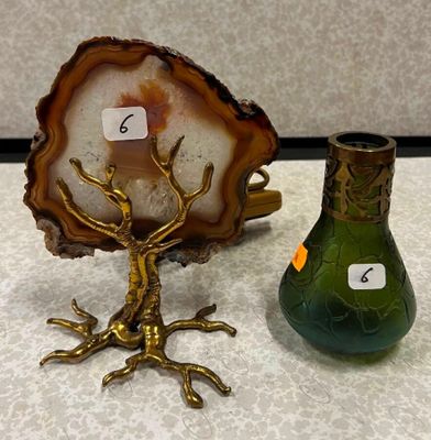 deux vases posés l'un à côté de l'autre sur une table