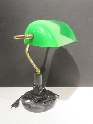 une lampe verte posée sur une table