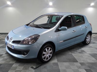 la petite voiture bleue est garée sur un carrelage à carreaux