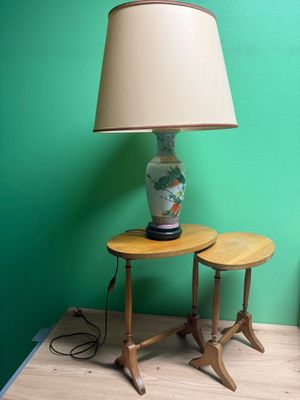 2 tablettes et lampe à décor chinois