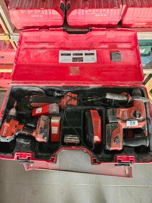 une caisse à outils rouge avec des outils sur le sol