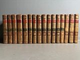 une rangée de vieux livres posés sur une table
