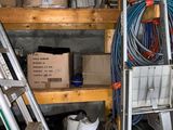 une échelle appuyée contre un mur dans un garage