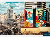 une photo d'une grande fresque murale sur la façade d'un immeuble