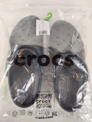 deux paires de chaussures dans un sac en plastique posé sur une table
