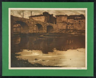 une vieille photo d'un pont enjambant une rivière, avec un bâtiment en arrière-plan