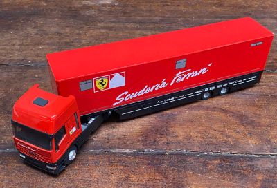 un camion miniature posé sur une table en bois