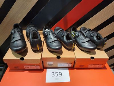 cinq paires de chaussures exposées dans un magasin