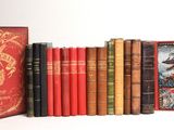 un grand nombre de livres posés sur une table