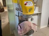 un ventilateur posé sur un support dans une pièce
