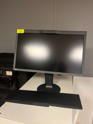 un écran d'ordinateur posé sur un bureau blanc
