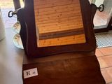 un petit bureau en bois surmonté d'un miroir