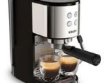 gros plan d'une machine à café avec deux tasses de café