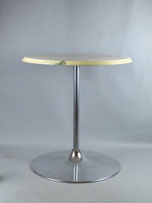 une image représentant une table avec un plateau en bois et un piètement en métal