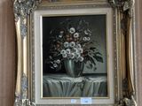 une peinture de fleurs dans un vase sur une table
