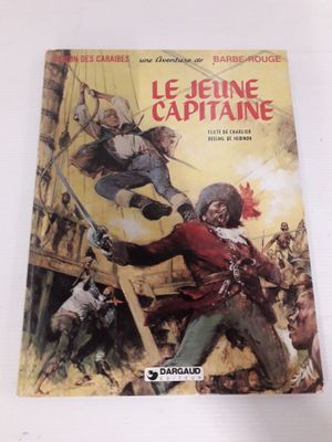 La couverture du livre « Le Heine Captaine » est posée sur une table.