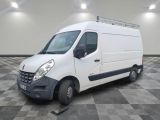 la photo d'une camionnette blanche garée dans une grande pièce