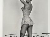 photographie en noir et blanc d'une femme en corset posant pour une photo
