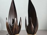 deux vases en bois posés sur une table