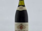 une bouteille de vin posée sur une table