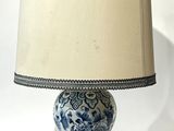 une photo d'une lampe de table bleue et blanche avec un abat-jour beige