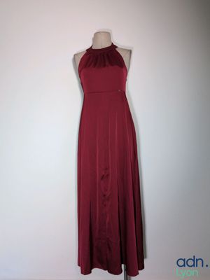 une photo d'une robe sur un présentoir pour mannequin